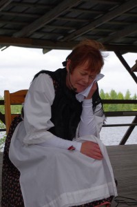 Irene Rutonen tervehtii päiväjuhlarahvasta ämmönsä 50 vuotta sitten Kuivajärven proasniekassa esittämällä itkuvirrellä