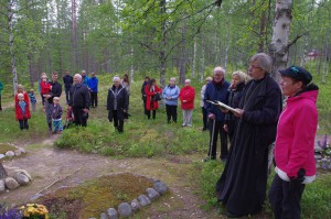 Muistopalvelus Kuikkaniemen kalmistolla 11.7.2015