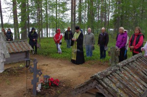 Muistopalvelus Lapinsärkän kalmistolla Kuhmon Rimmillä 10.7.2015